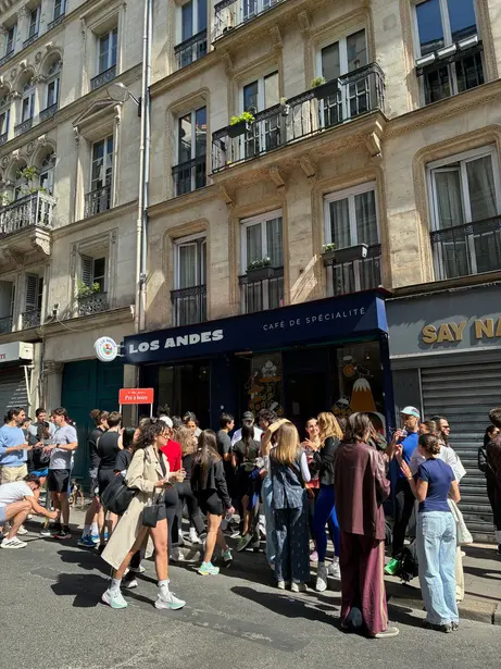 Queue outside Pré à Boire