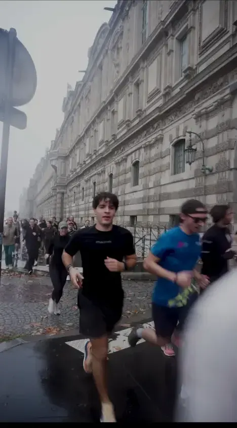 Group run through Paris