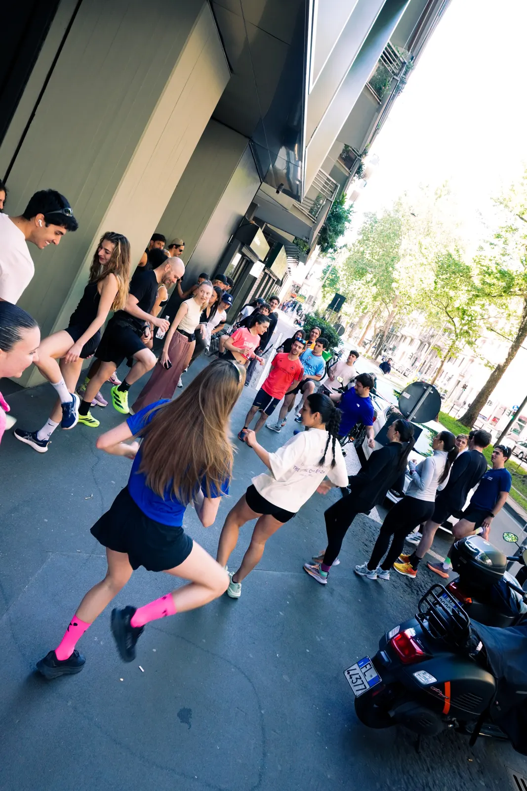 Runners dancing on a Milano pavement